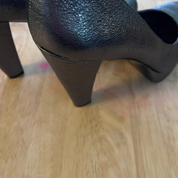 Calvin Klein Women’s Shiny Rounded Toes - Picture 3 of 9